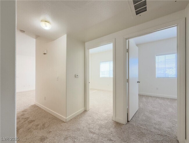 Building Photo - 3400 Cabana Dr