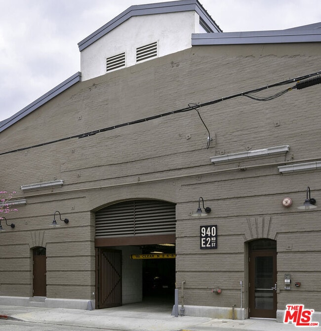 Building Photo - 940 E 2nd St