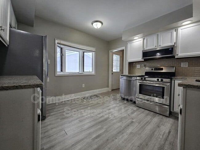 Building Photo - 111 Laurel St