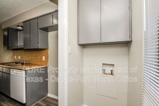 Building Photo - 1128 Highbush Dr
