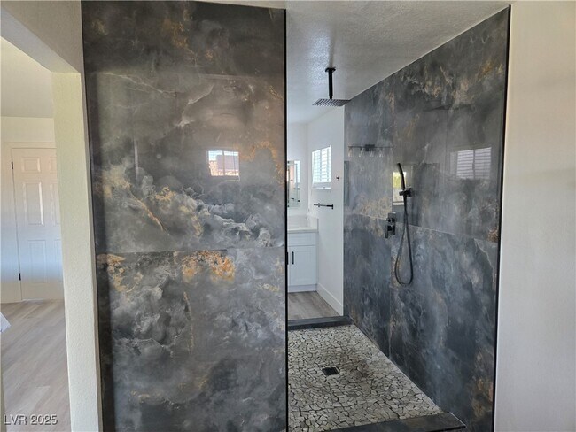 Building Photo - 1405 Termas
