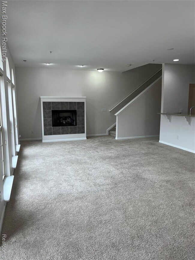 Building Photo - 3255 Camden Dr