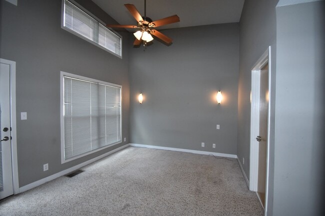 Building Photo - Large 2 Bedroom Condo For Rent Near Historic Downtown Clarksville!