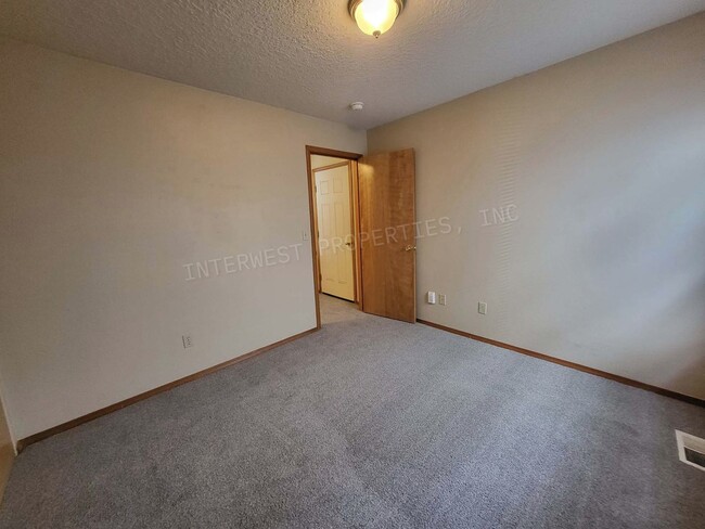 Building Photo - 3bd 2 ba Townhouse w/Washer/Dryer in Unit, Yard and Garage!
