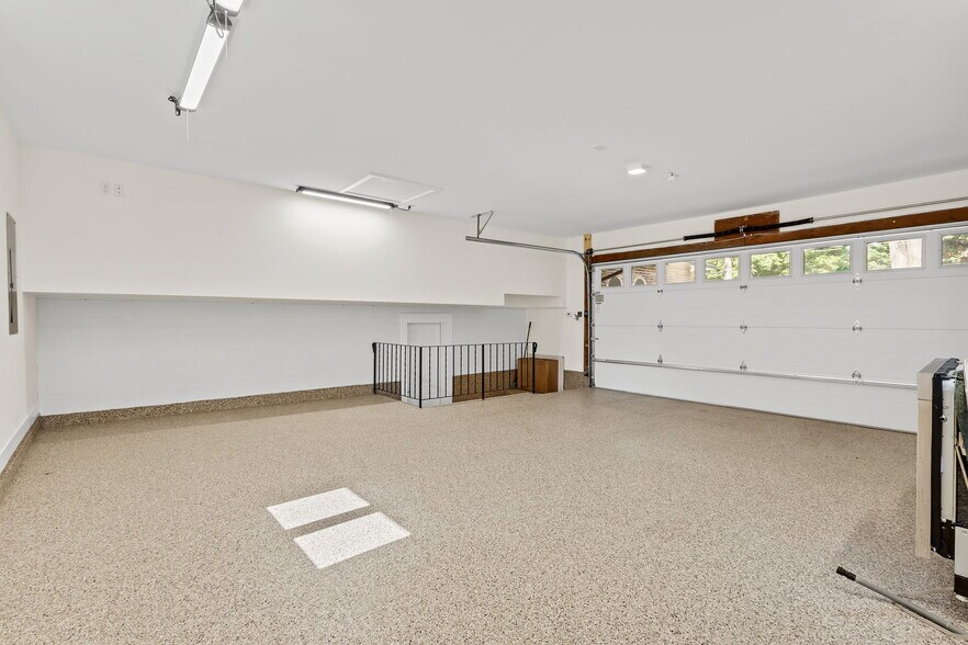Building Photo - 658 West St