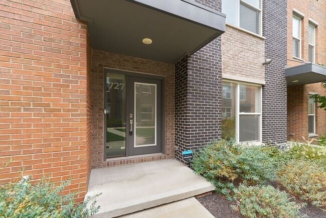 Building Photo - Like New Townhome With Your Own Rooftop Views of Downtown Indy!