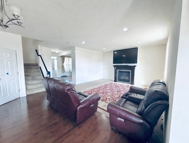 Building Photo - Beautiful 4 Bedroom Single Family Home in Prime Shakopee Neighborhood