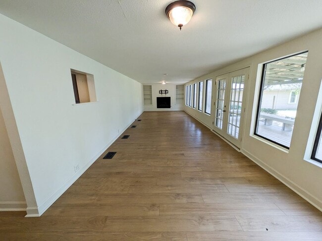 Building Photo - 1417 Central Dr