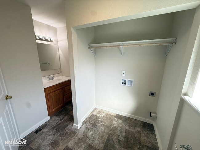 Building Photo - Price Drop! Updated 2 Bed /1 Bath Home with Spacious Yard!