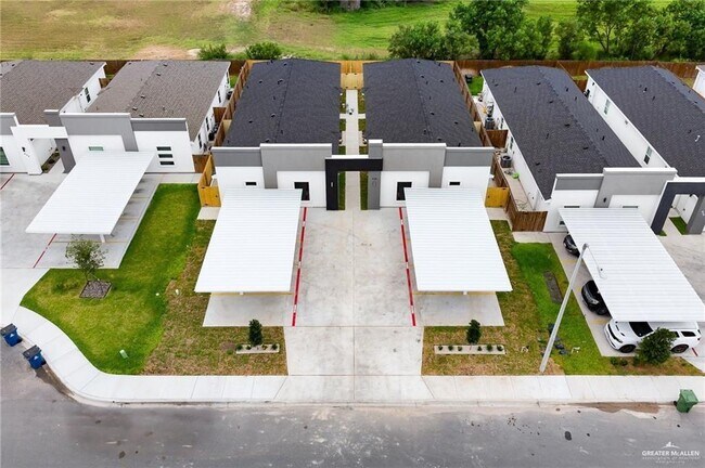 Building Photo - 20 Acacia St