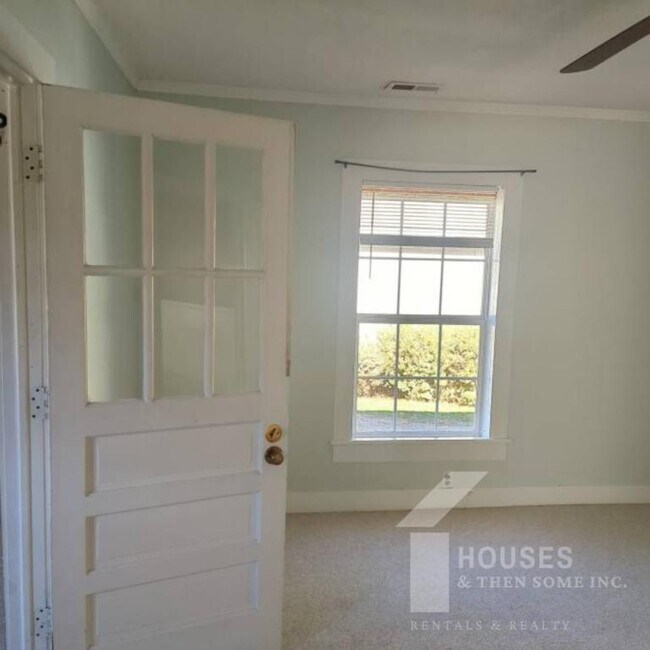 Building Photo - 108 Davis St