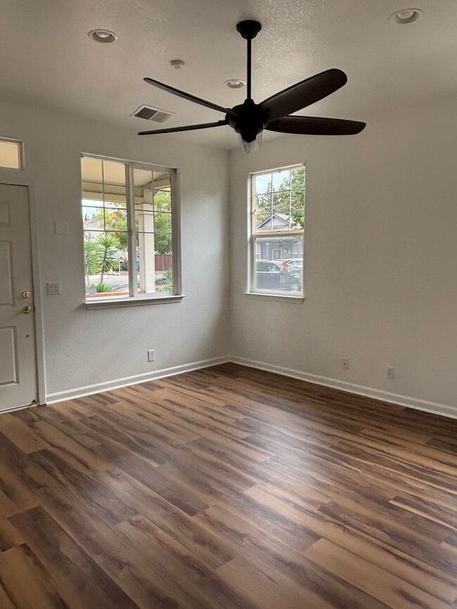 Building Photo - rh2643bussdr