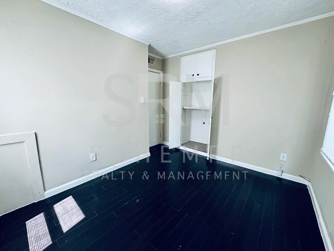 Building Photo - Modern 3BR/1BA house off Goldsmith Lane now available!