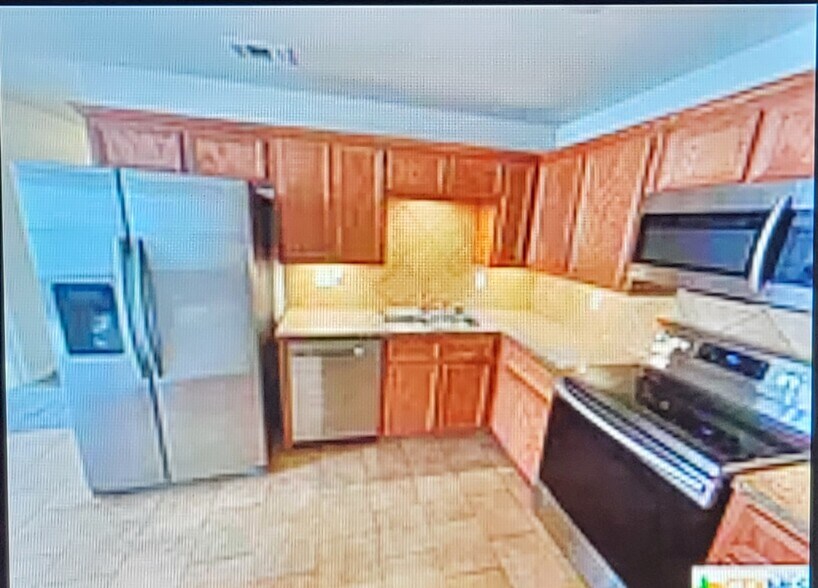 KITCHEN/ STAINLESS APPLIANCES - 900 Yi Dr