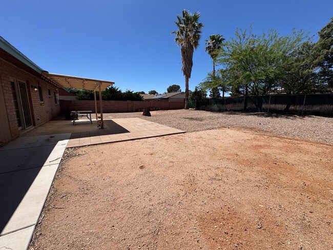 Building Photo - 1205 E Cottonwood Dr