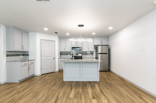 Building Photo - Luxurious Townhome Located In Lincoln 16!
