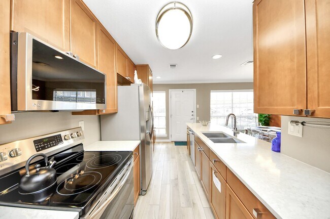 Building Photo - 1860 White Oak Dr