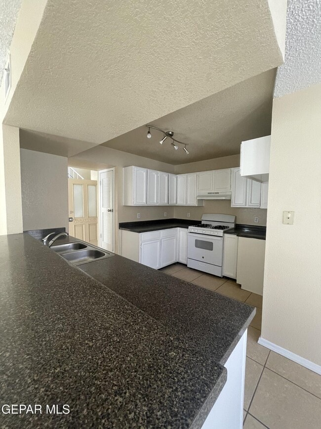 Building Photo - 13928 Pete La Rue Cir