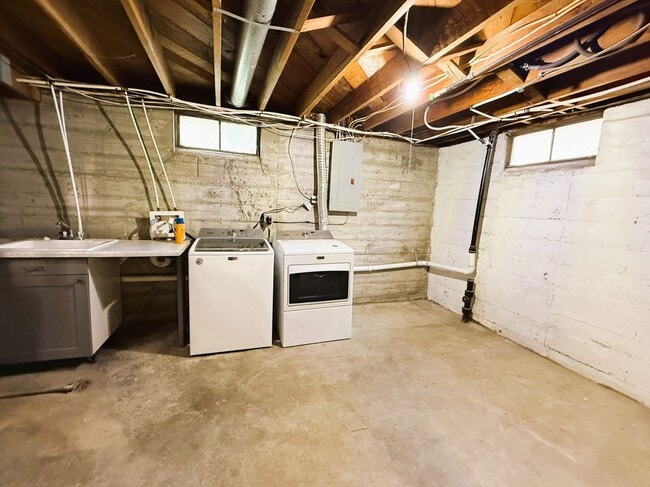 Building Photo - 2037 S Laura St