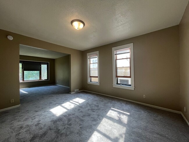 Building Photo - St. Paul home in Great Dayton's Bluff area