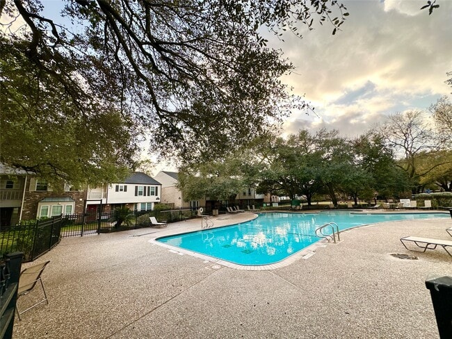Building Photo - 12959 Trail Hollow Dr