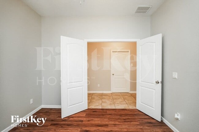 Building Photo - 2556 Isabela Terrace