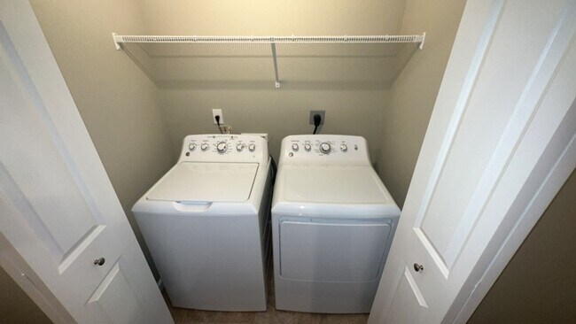 Building Photo - 3/3 condo convenient to FSU, FAMU, TSC, re...