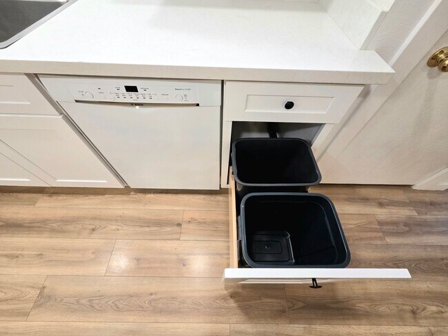 Building Photo - 300 S Franklin Ave