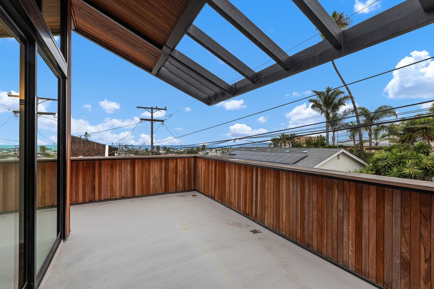 Patio with ocean views. - 4640 Del Monte Ave