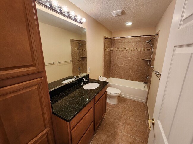 Building Photo - Beautiful 2/2 Bouchelle Condo with private garage