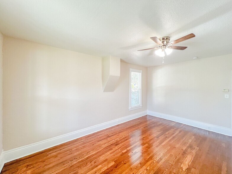 Building Photo - 10802 Chestnut St