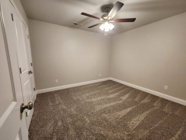 Building Photo - 5 Bedroom 2 Bathroom Home for Rent close t...