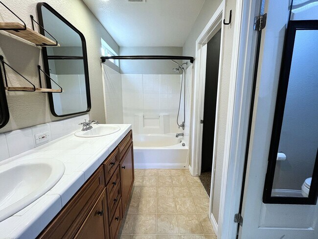 Building Photo - Charming Northwest Bakersfield Home on Cul...