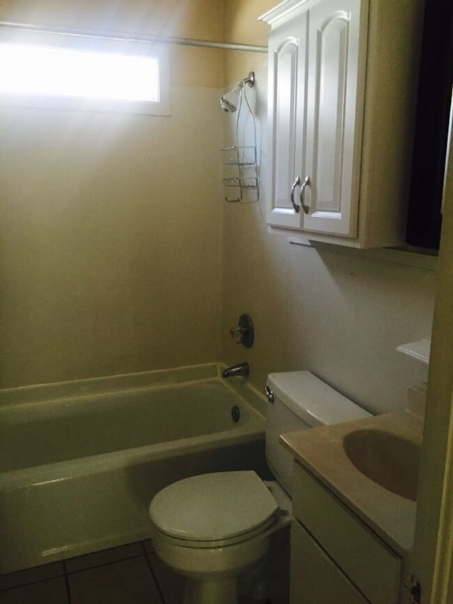 Building Photo - 615 Monroe St