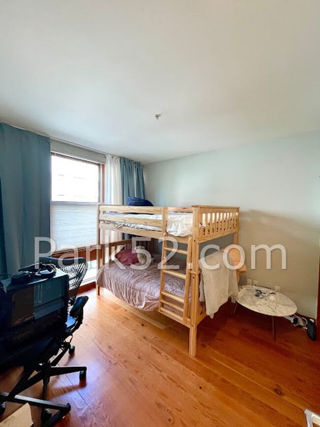 Building Photo - Downtown Tacoma Townhome!