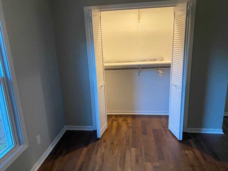 bedroom 1 closet - 3718 Creekside Ct