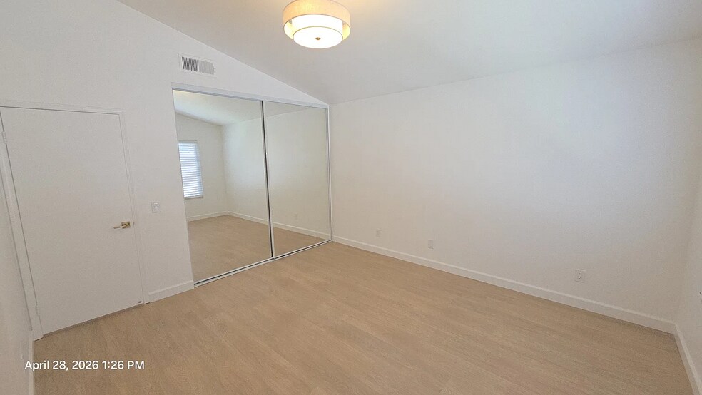 Building Photo - 869 Southshore Dr