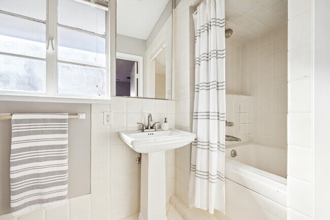 Building Photo - 2712 W Holcombe Blvd