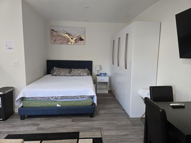 Bed & closet - 14921 Kittridge St