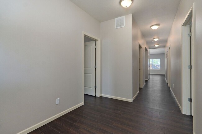 Building Photo - 1345 E Cherry St