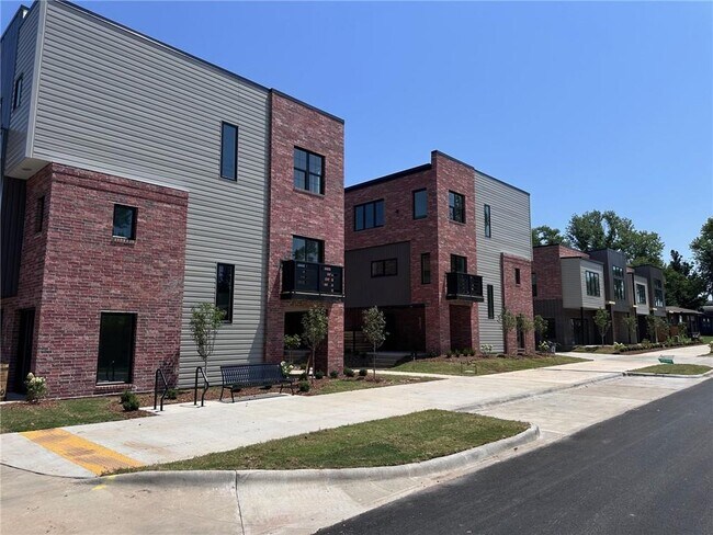 Building Photo - 929 SE 10th St