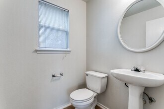 Building Photo - BEAUTIFUL 3-BEDROOM HOME IN NORTHCLIFFE