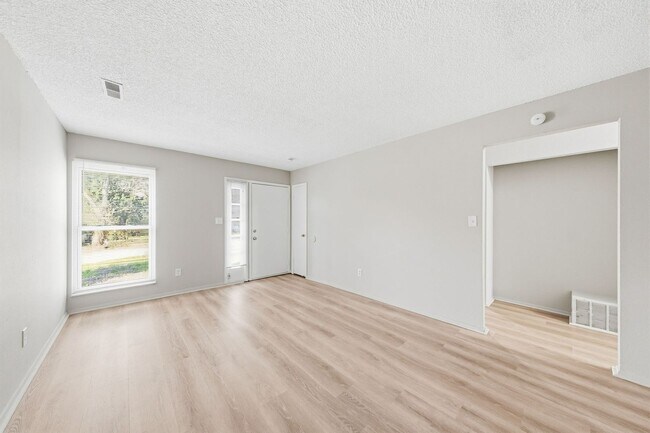 Building Photo - 2415 Shirley Ave