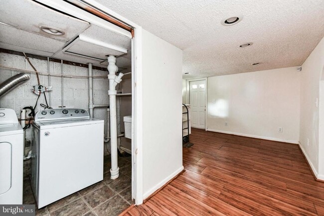 Building Photo - 419 S Barton St