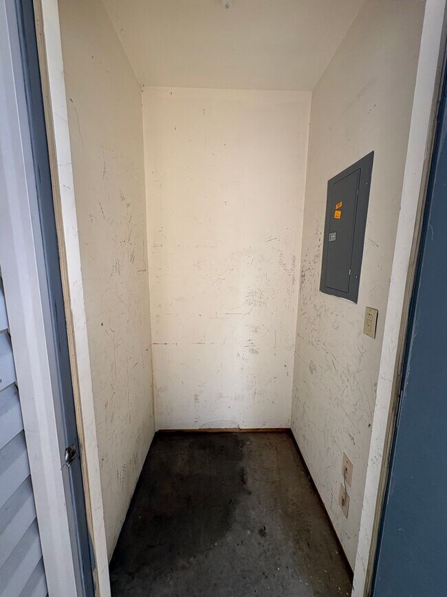 Building Photo - 5925 Labonte Dr