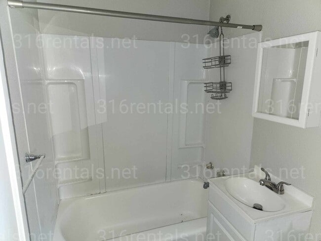 Building Photo - $875 - 3 bedroom / 1 bathroom - Single Family Home