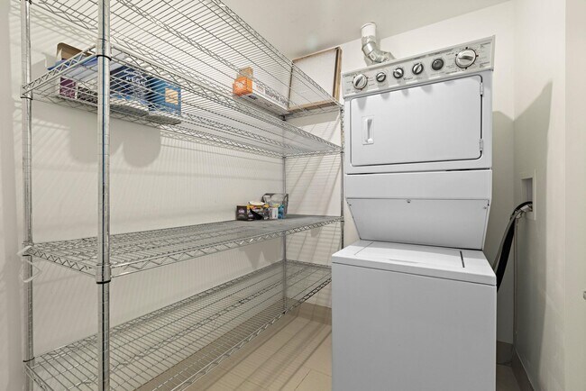 Building Photo - 1100 Maxwell Ln