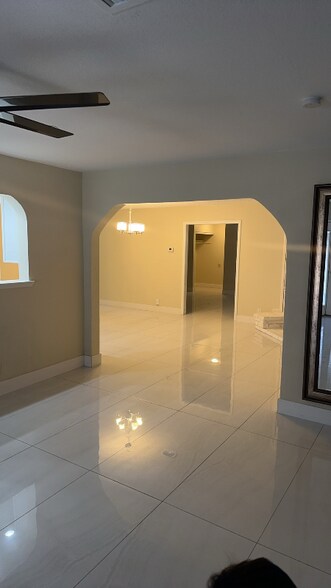 Building Photo - 704 Mc Dermit St