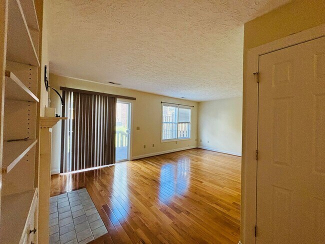 Building Photo - 3 Bedroom 2.5 Bath Townhouse