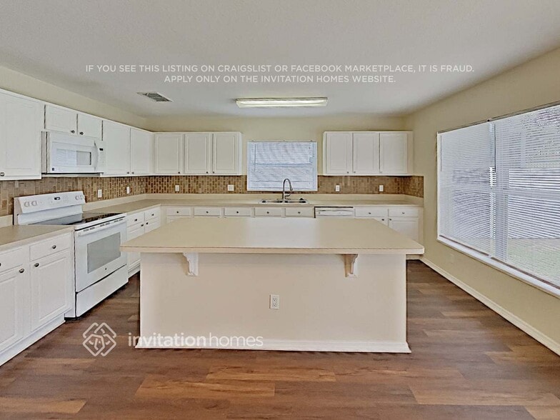 Building Photo - 611 Rosselli Blvd